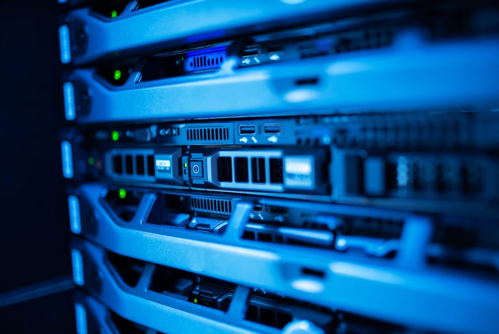 Prim-plan pe echipamente de server într-un rack, cu leduri albastre aprinse